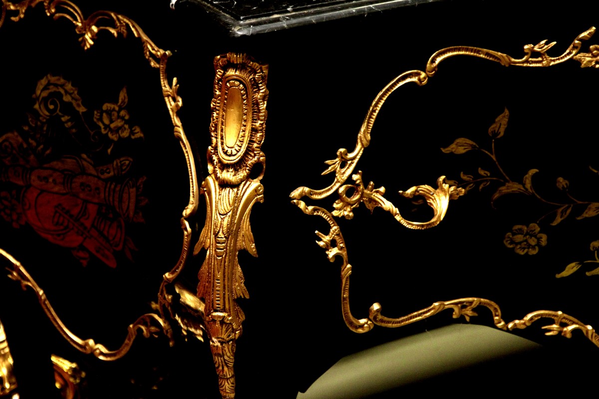 Barock Kommode Schwarz / Gold 130 cm mit Metallapplikationen und Marmorplatte