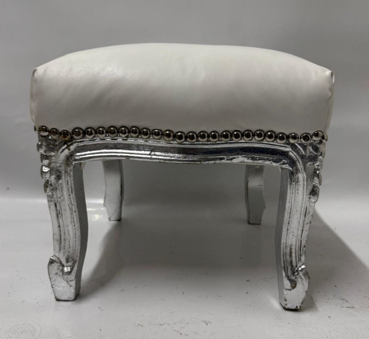 Barock Kunstleder Fußhocker Weiß / Antik Silber H. 33 cm - Barockstil Hocker