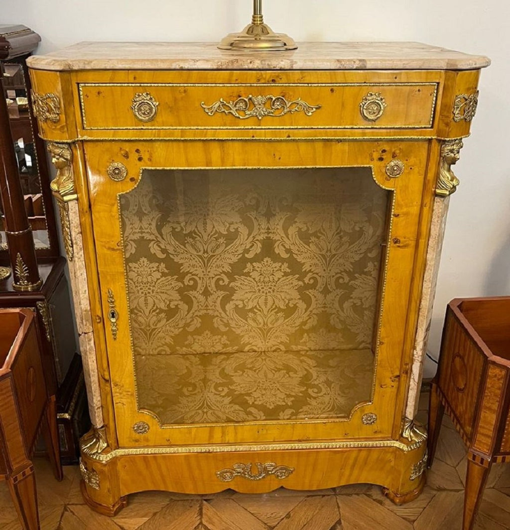 Barock Vitrine Vogelaugenahorn / Creme / Messing - Handgefertigter Massivholz Vitrinenschrank mit Glastür und Schublade - Barock Möbel - Edel & Prunkvoll