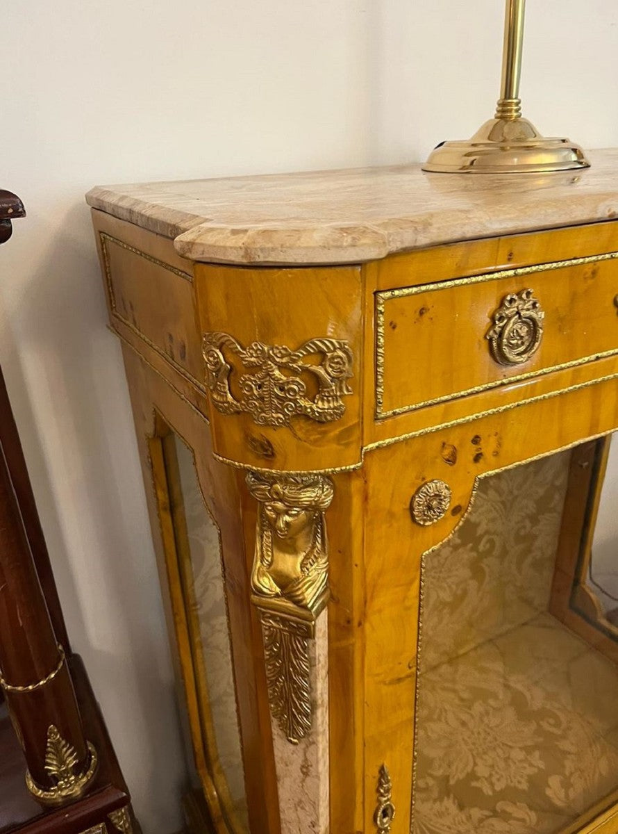 Barock Vitrine Vogelaugenahorn / Creme / Messing - Handgefertigter Massivholz Vitrinenschrank mit Glastür und Schublade - Barock Möbel - Edel & Prunkvoll